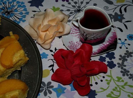 Ciasto brzoskwiniowe w towarzystwie Róż