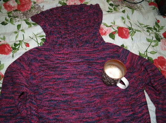 Grube swetry i mini spódniczki w sam raz na zimę