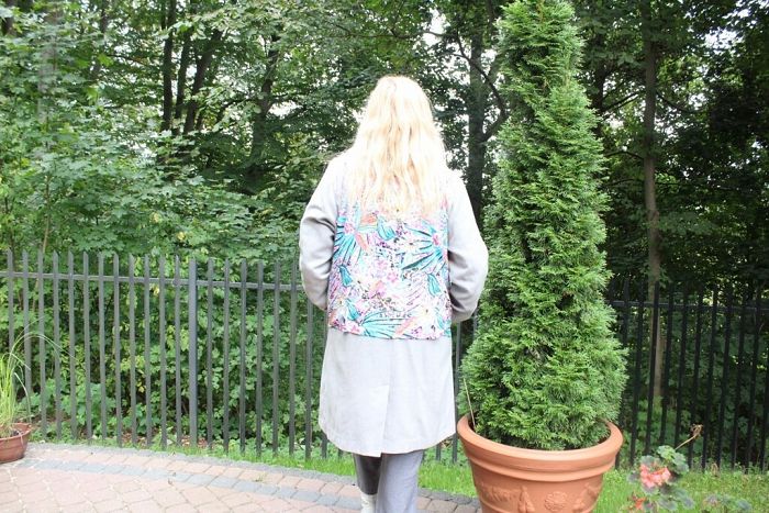 Moda: 1 płaszcz i spodnie z koszulą.