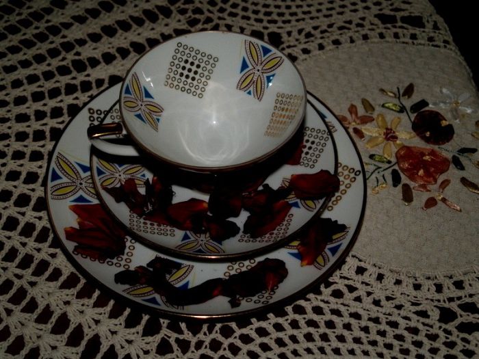 Modne są stare porcelanowe filiżanki